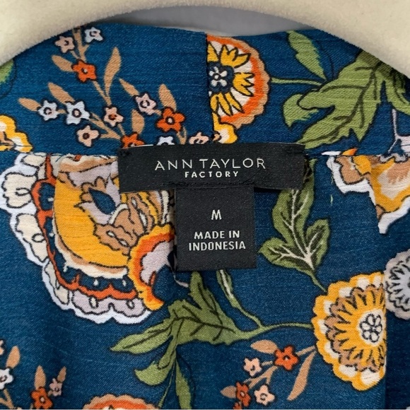 Ann Taylor Factory beautiful satin teal floral blouse.‎ Size M - Picture 3 of 8
